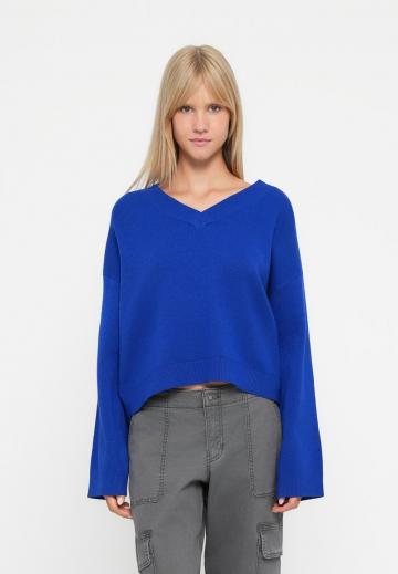Пуловер с вырезом V