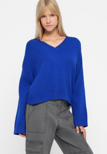 Пуловер с вырезом V