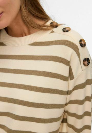 Пуловер в полоску