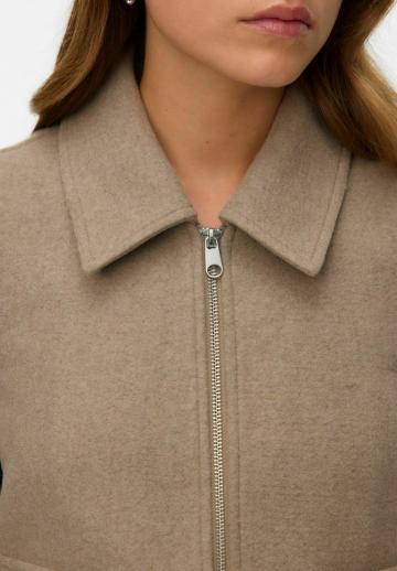 Куртка с накладнымит карманами