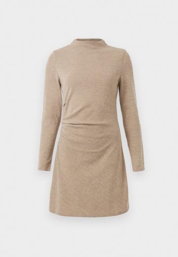 Вязаное платье