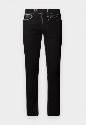 Узкие джинсы