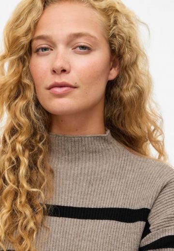 Пуловер в полоску