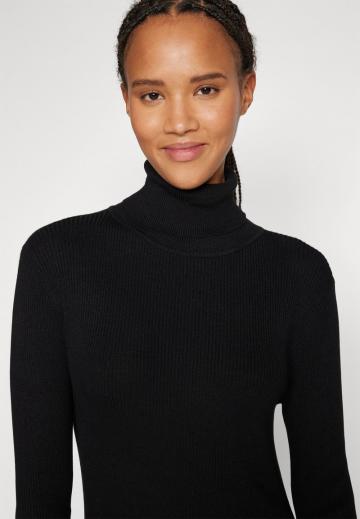 Вязаное платье