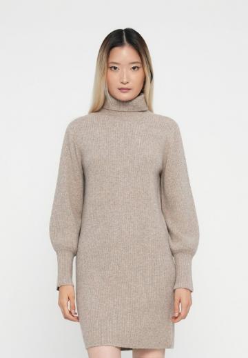 Вязаное платье