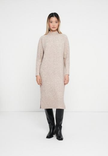 Вязаное платье