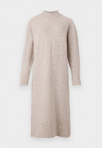 Вязаное платье