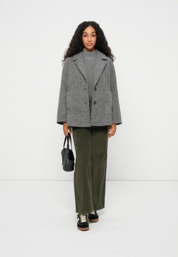 Короткое пальто