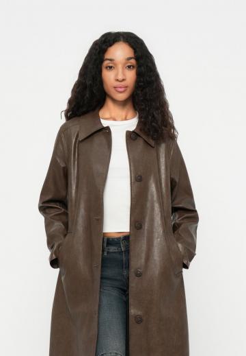 Пальто из искусственной кожи