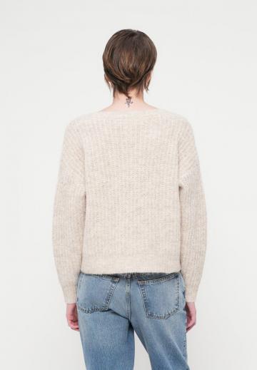 Пуловер с вырезом V