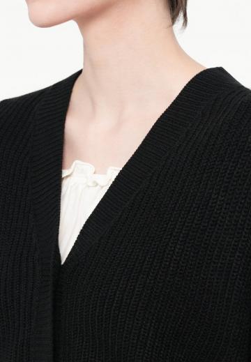 Вязаный жилет