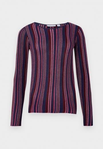 Пуловер в полоску