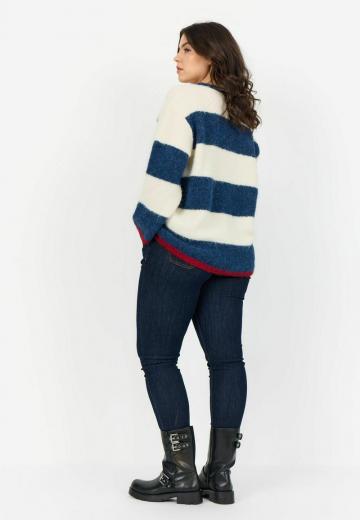 Пуловер в полоску