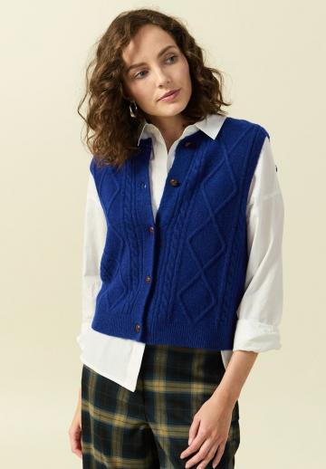 Вязаный жилет