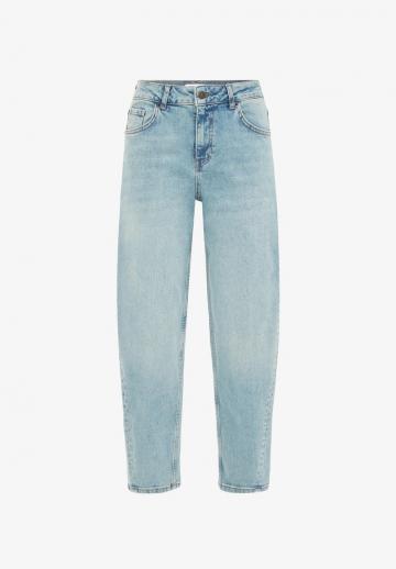 Короткие джинсы