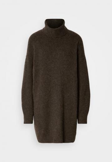 Вязаное платье