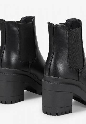 Полусапожки на высоком каблуке