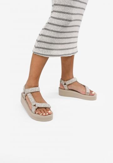 Босоножки на танкетке