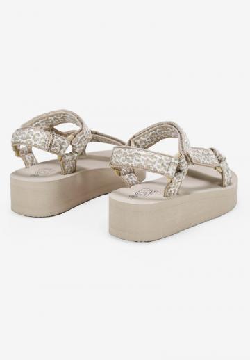 Босоножки на танкетке