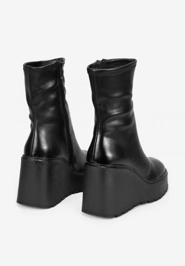 Сапожки на танкетке