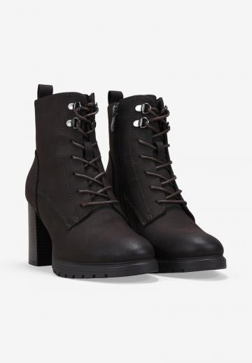 Ботинки на шнуровке