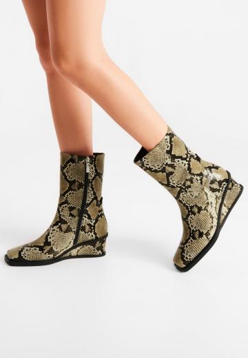 Сапожки на танкетке