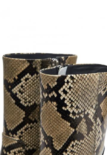 Сапожки на танкетке