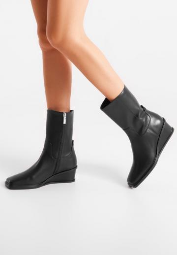 Сапожки на танкетке