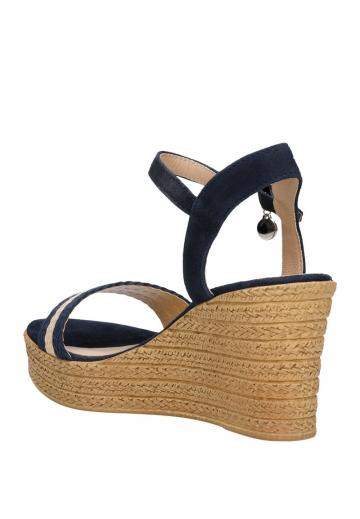 Босоножки на танкетке