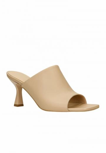 Босоножки на каблуке