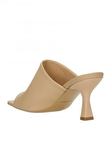 Босоножки на каблуке