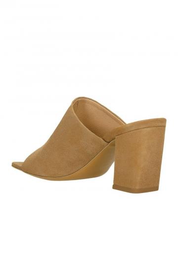 Босоножки на каблуке