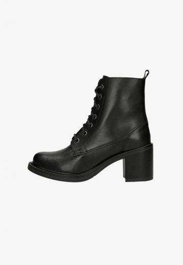 Ботинки на шнуровке