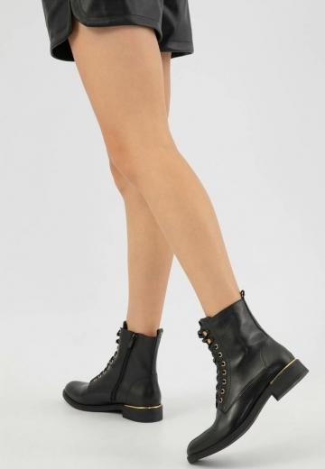 Ботинки на шнуровке