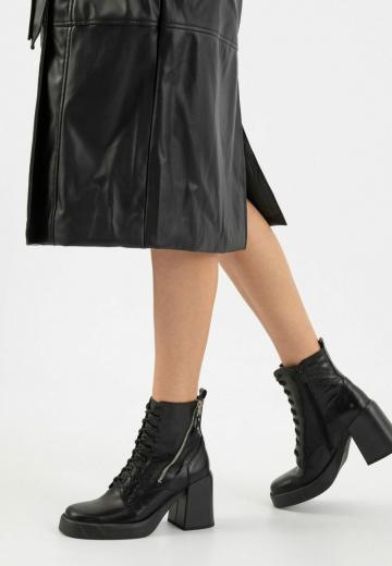 Ботинки на шнуровке