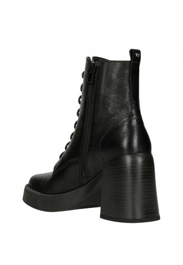 Ботинки на шнуровке