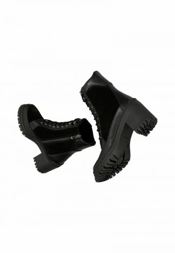 Ботинки на шнуровке