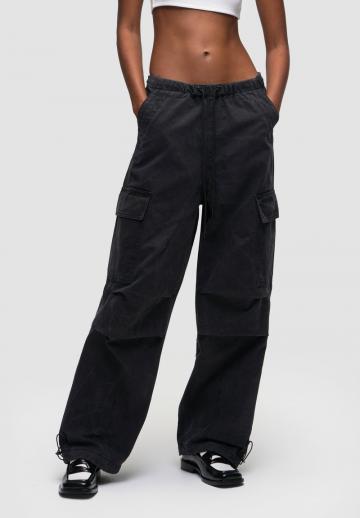 Брюки с накладными карманами