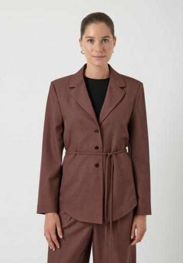 Короткое пальто