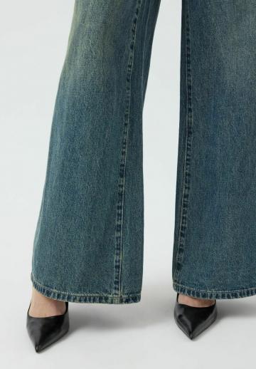 Клешеные джинсы