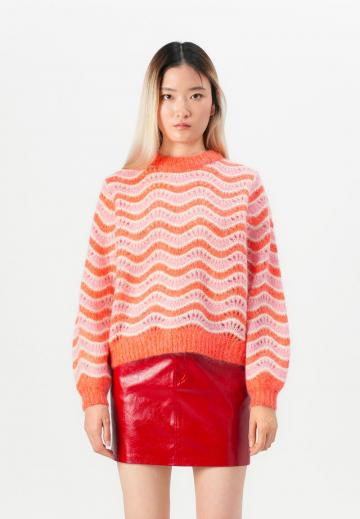 Пуловер в полоску