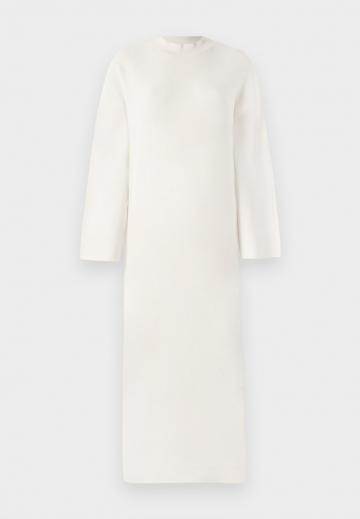 Вязаное платье