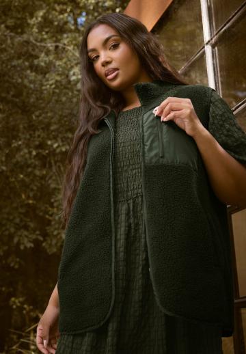 Длинный жилет