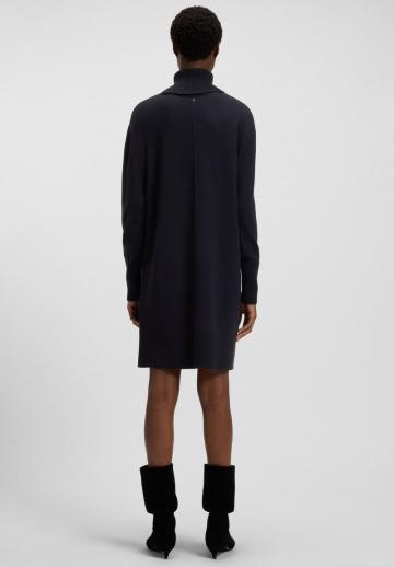 Вязаное платье