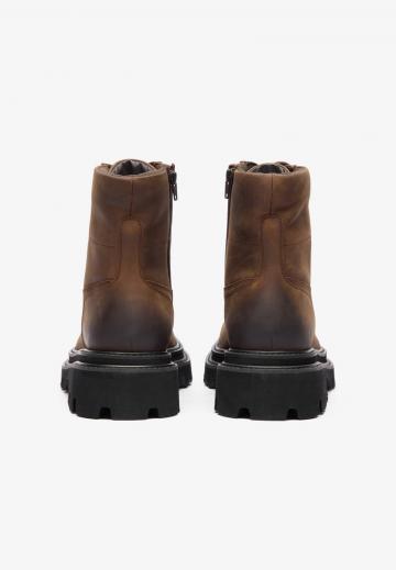 Ботинки на шнуровке