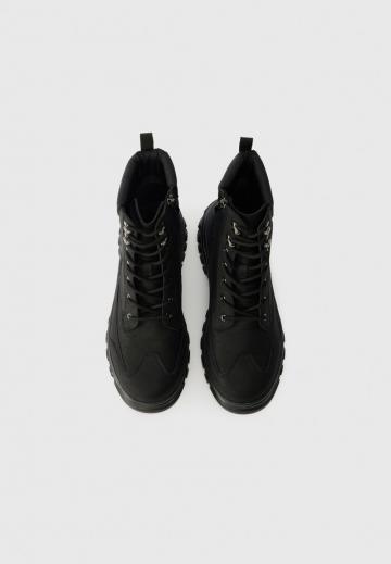 Ботинки на шнуровке