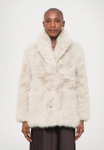 Короткое пальто