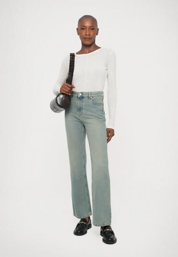 Клешеные джинсы