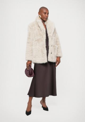 Короткое пальто