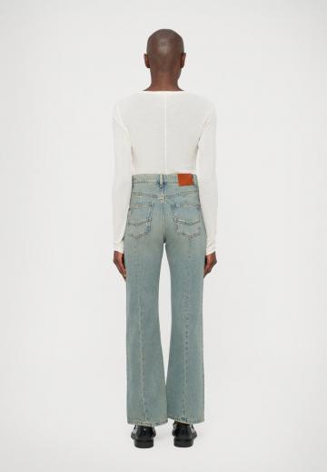 Клешеные джинсы